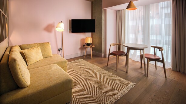One Bedroom Open Plan Suite | Aire de séjour | Téléviseur connecté de 42 po avec télévision numérique, téléviseur