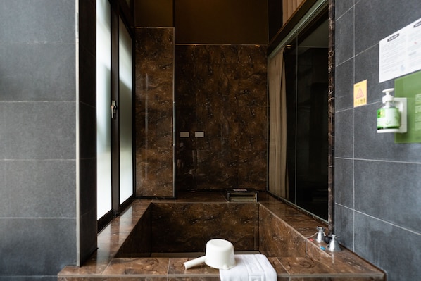 Habitación superior | Baño | Tina y regadera independientes y tina con aguas termales 