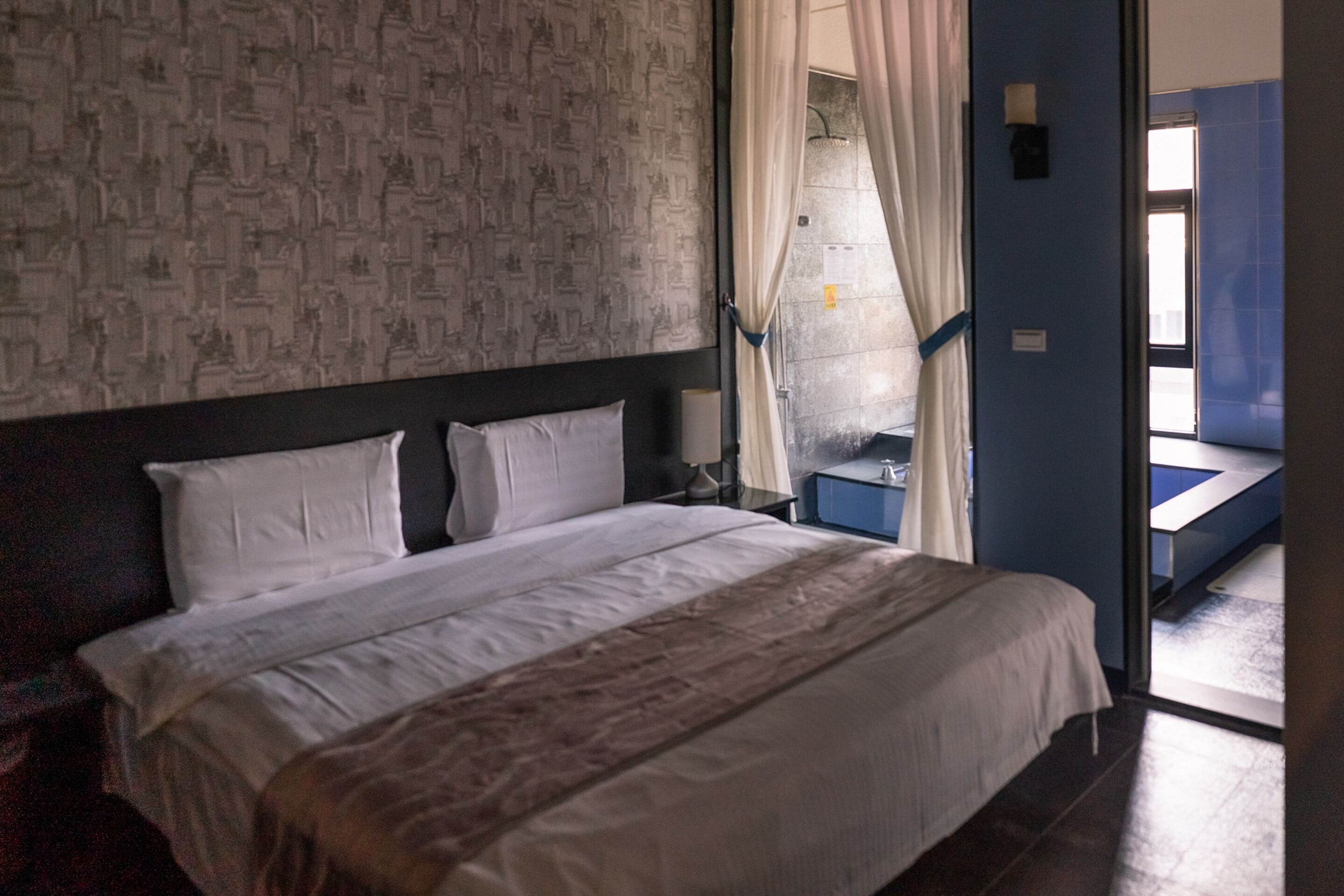 deluxe double room | desk, soundproofing, free wifi, bed sheets