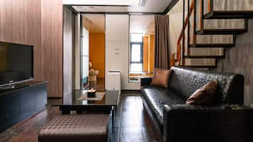 Desk, soundproofing, free WiFi, bed sheets