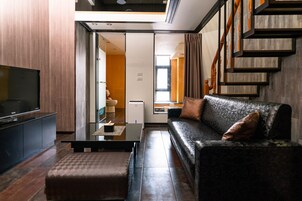 Desk, soundproofing, free WiFi, bed sheets