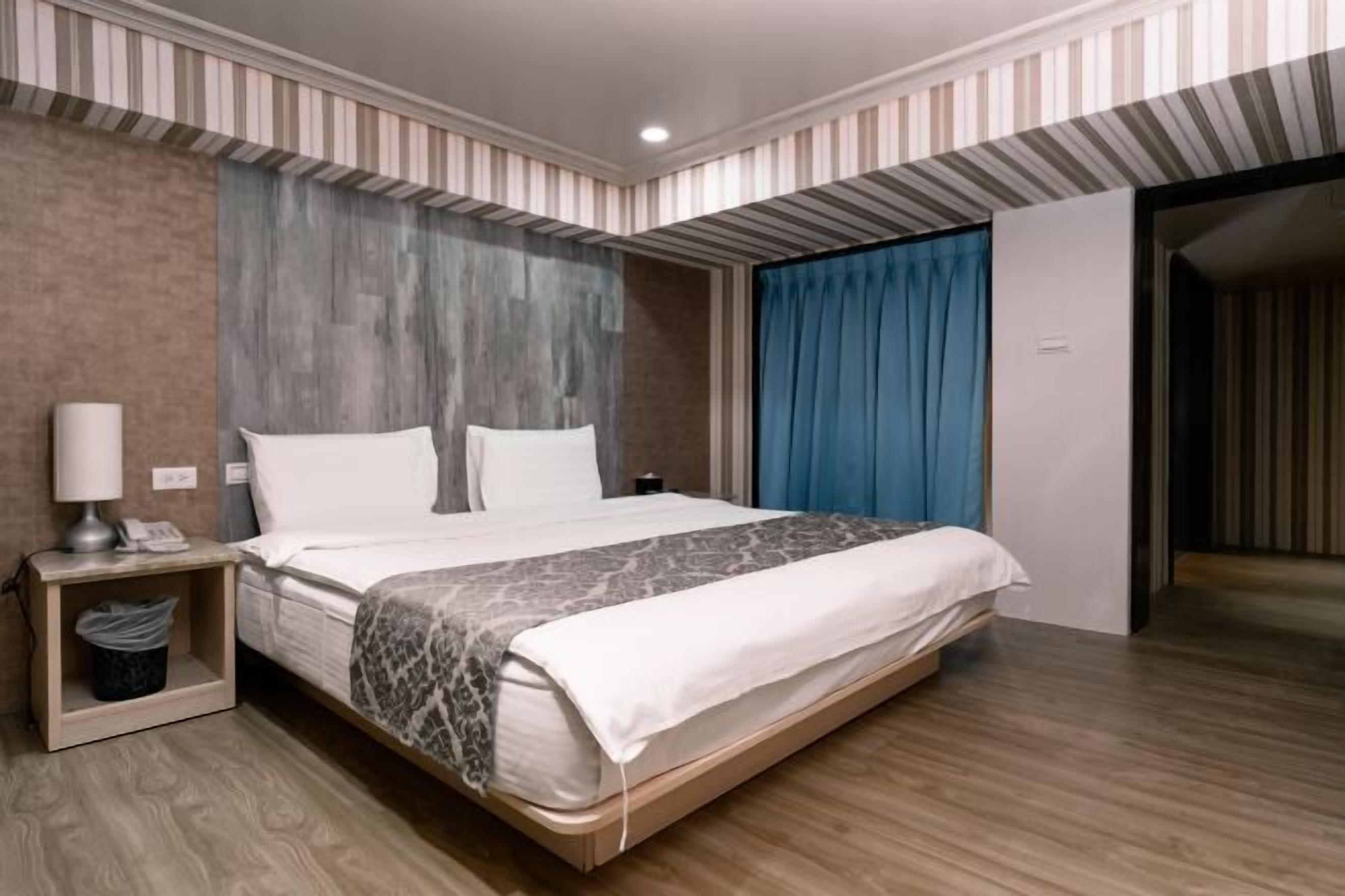 Desk, soundproofing, free WiFi, bed sheets