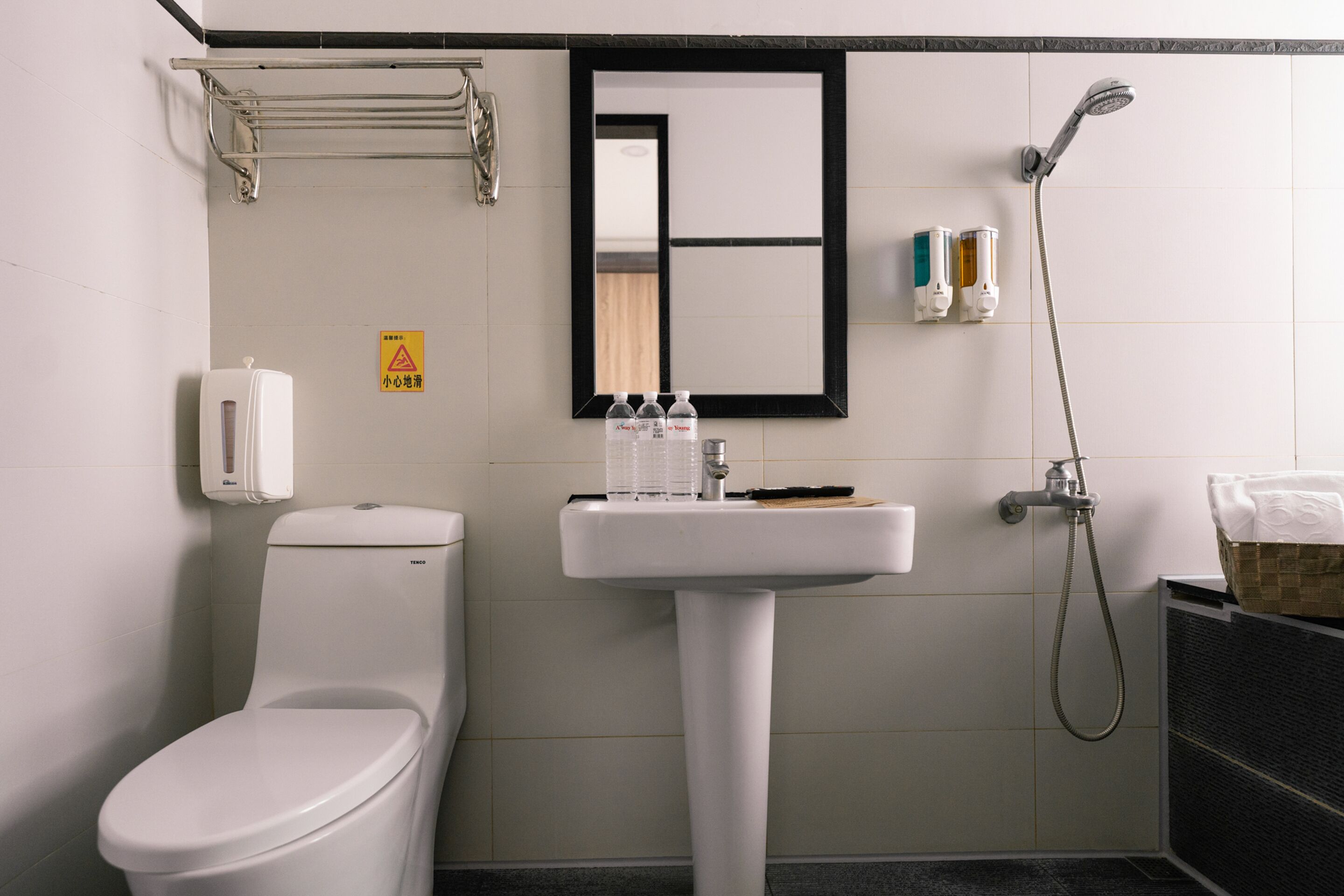Ein Badezimmer mit Toilette, Waschbecken und Dusche.