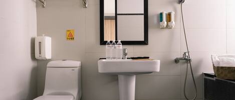 Ein Badezimmer mit Toilette, Waschbecken und Dusche.