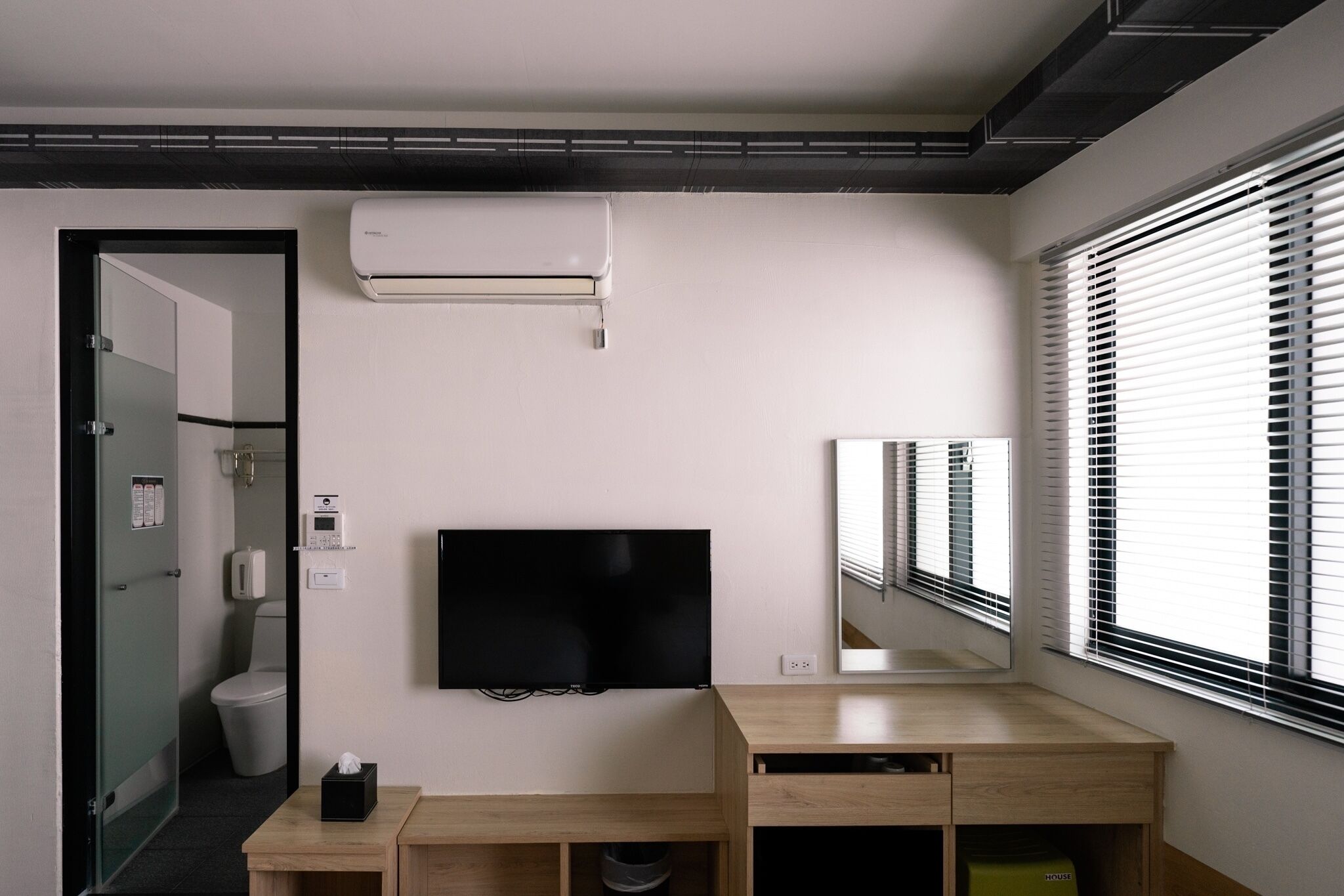 classic quadruple room | desk, soundproofing, free wifi, bed sheets