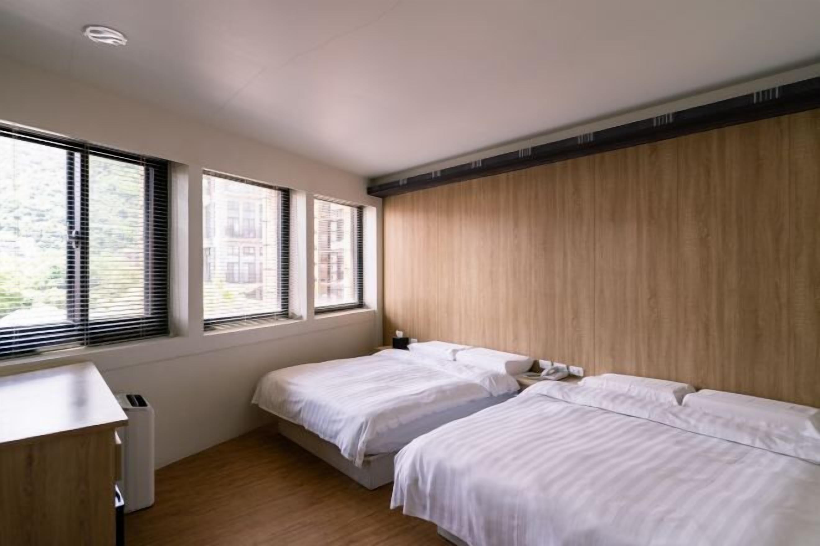 Desk, soundproofing, free WiFi, bed sheets