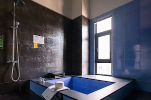 Habitación Deluxe doble | Baño | Bañera y ducha independientes y bañera de agua termal