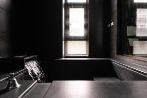 Quarto casal com design assinado | Banheiro | Banheira e chuveiro separados, banheiras de fontes termais
