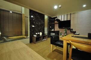Superior Room | Living area | Flat-screen TV