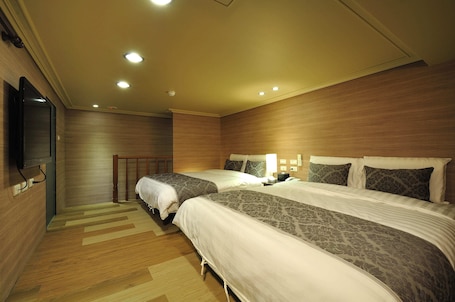 Superior Room | Desk, soundproofing, free WiFi, bed sheets