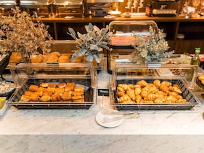 Daily full breakfast (EUR 12 per person)