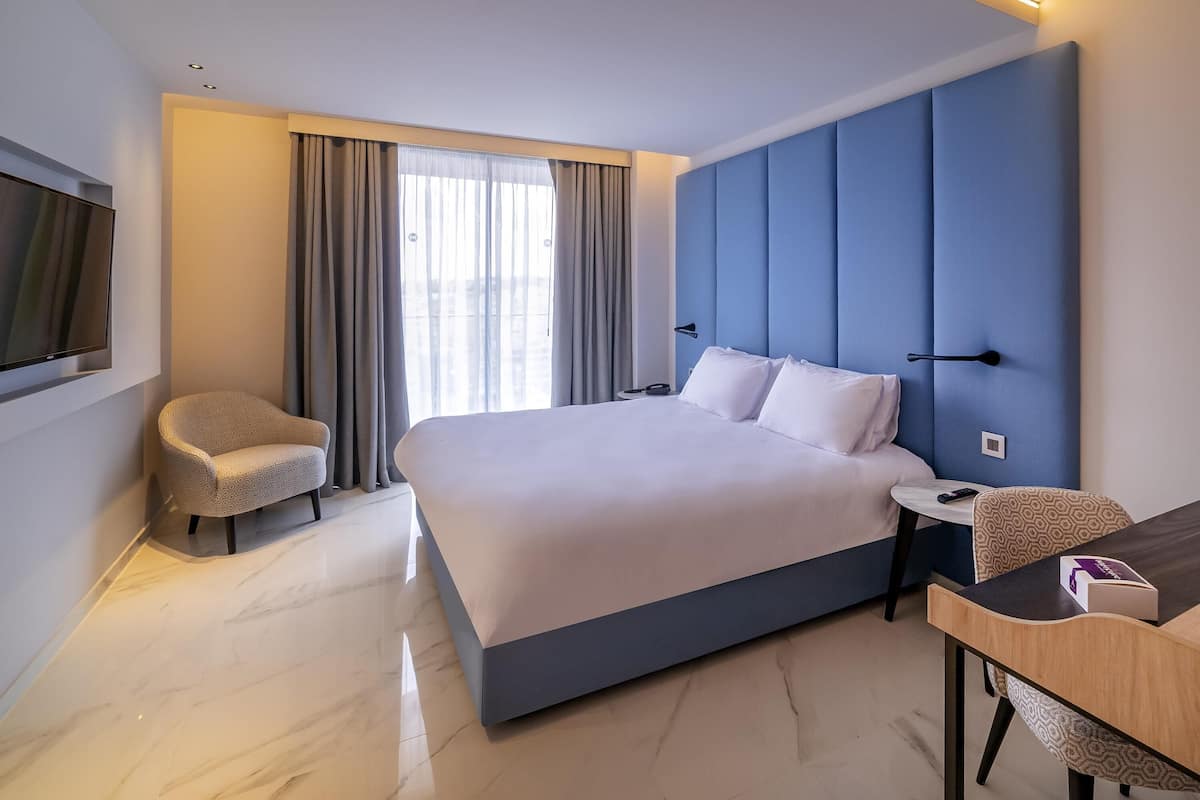 Superior Room, 1 Queen Bed, Balcony, Sea View | 1 bedroom, premium bedding, in-room safe, individually decorated