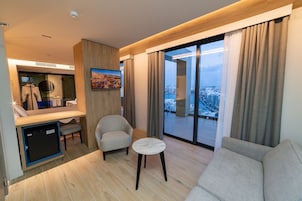 Privilege, Suite superior, 1 cama de matrimonio con sofá cama, terraza, vistas al mar | Zona de estar | Televisión de pantalla plana de 43 pulgadas con canales por satélite