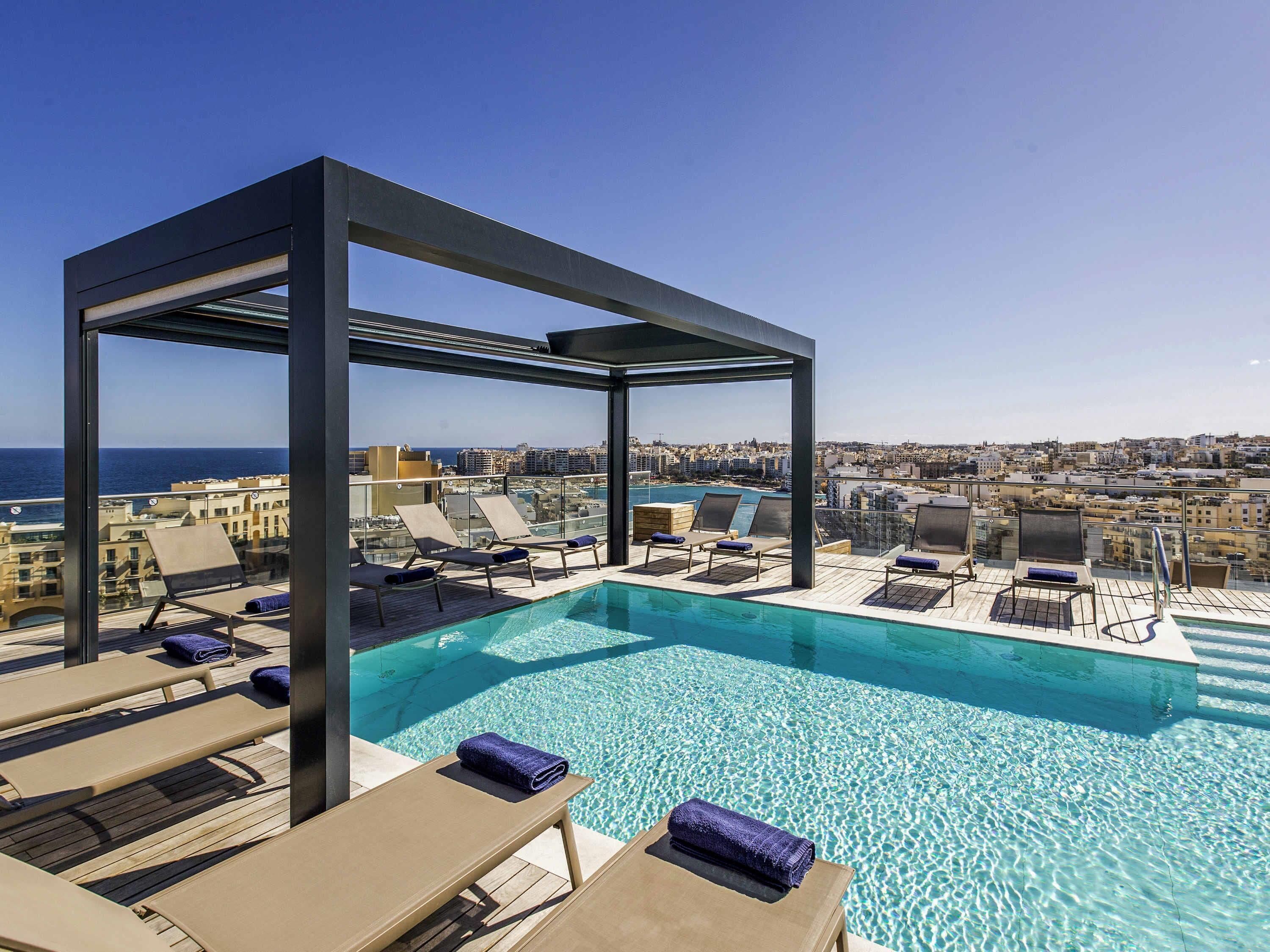 Outdoor pool, pool umbrellas, sun loungers