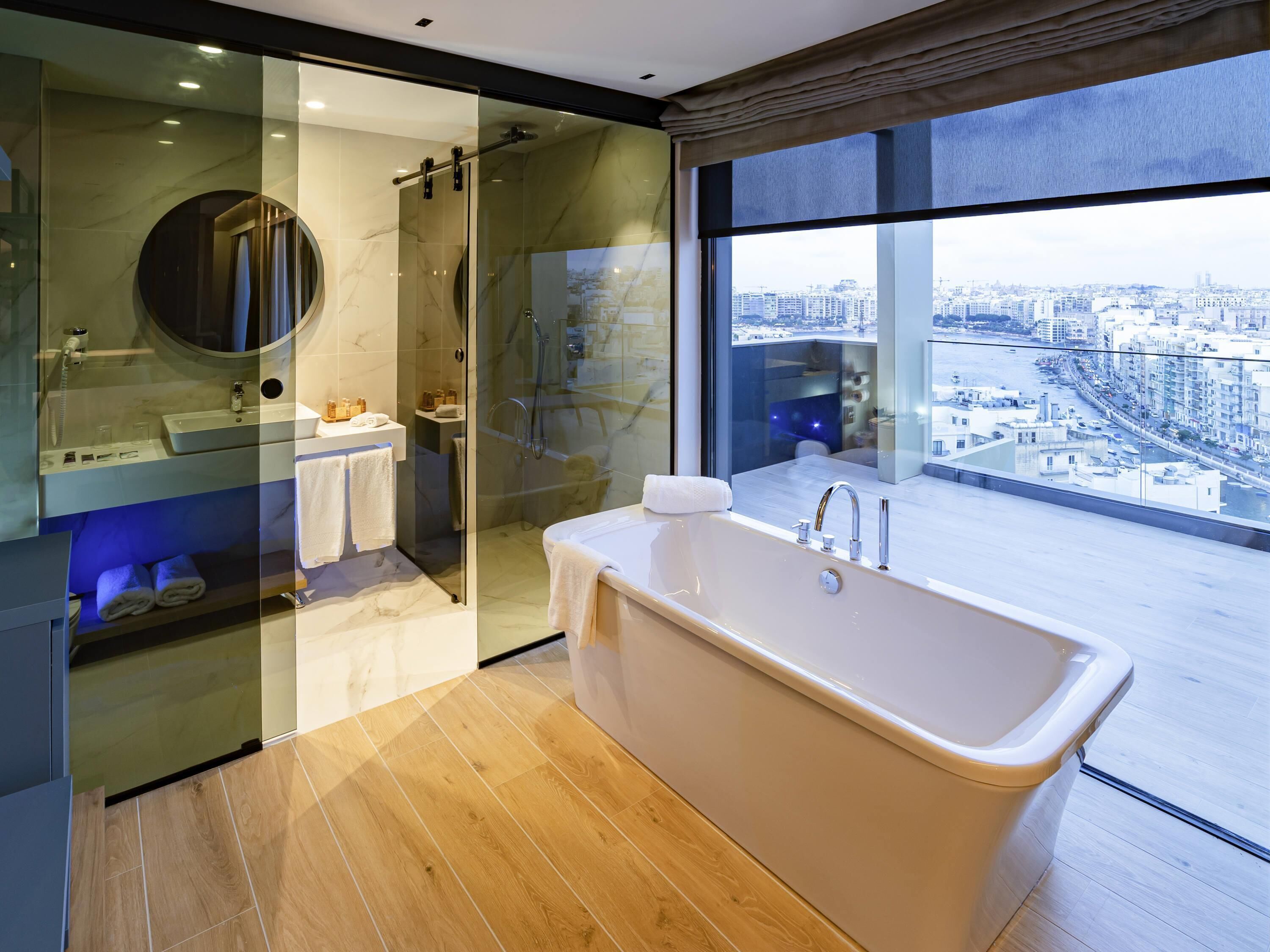 Privilege, Suite supérieure, 1 grand lit et 1 canapé-lit, terrasse, vue sur la mer | Literie de qualité, coffre-fort pour ordinateur portable, décor unique