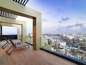 Privilege, Suíte superior, 1 cama Queen e sofá-cama, terraço, vista para o mar | Roupas de cama premium, cofres nos quartos, individualmente decorados