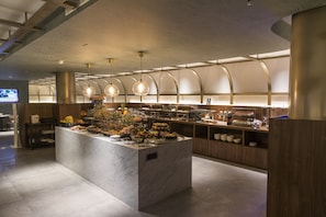 Se ofrece un desayuno completo (12 EUR por persona)