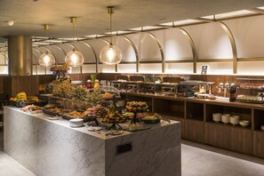 Se ofrece un desayuno completo todos los días (por un coste adicional)
