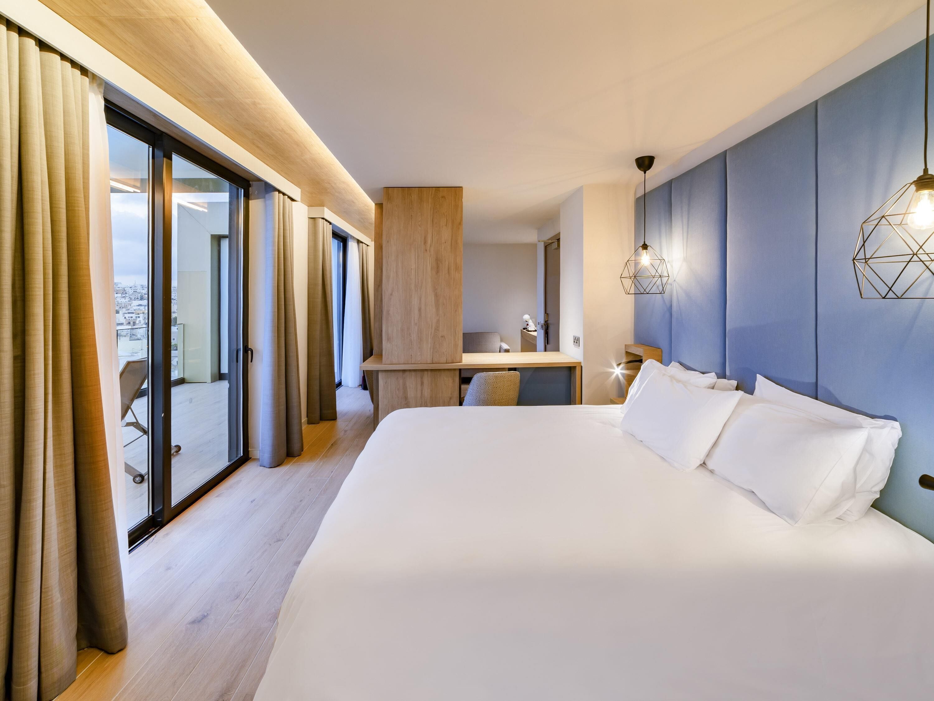 Premium bedding, in-room safe, individually decorated