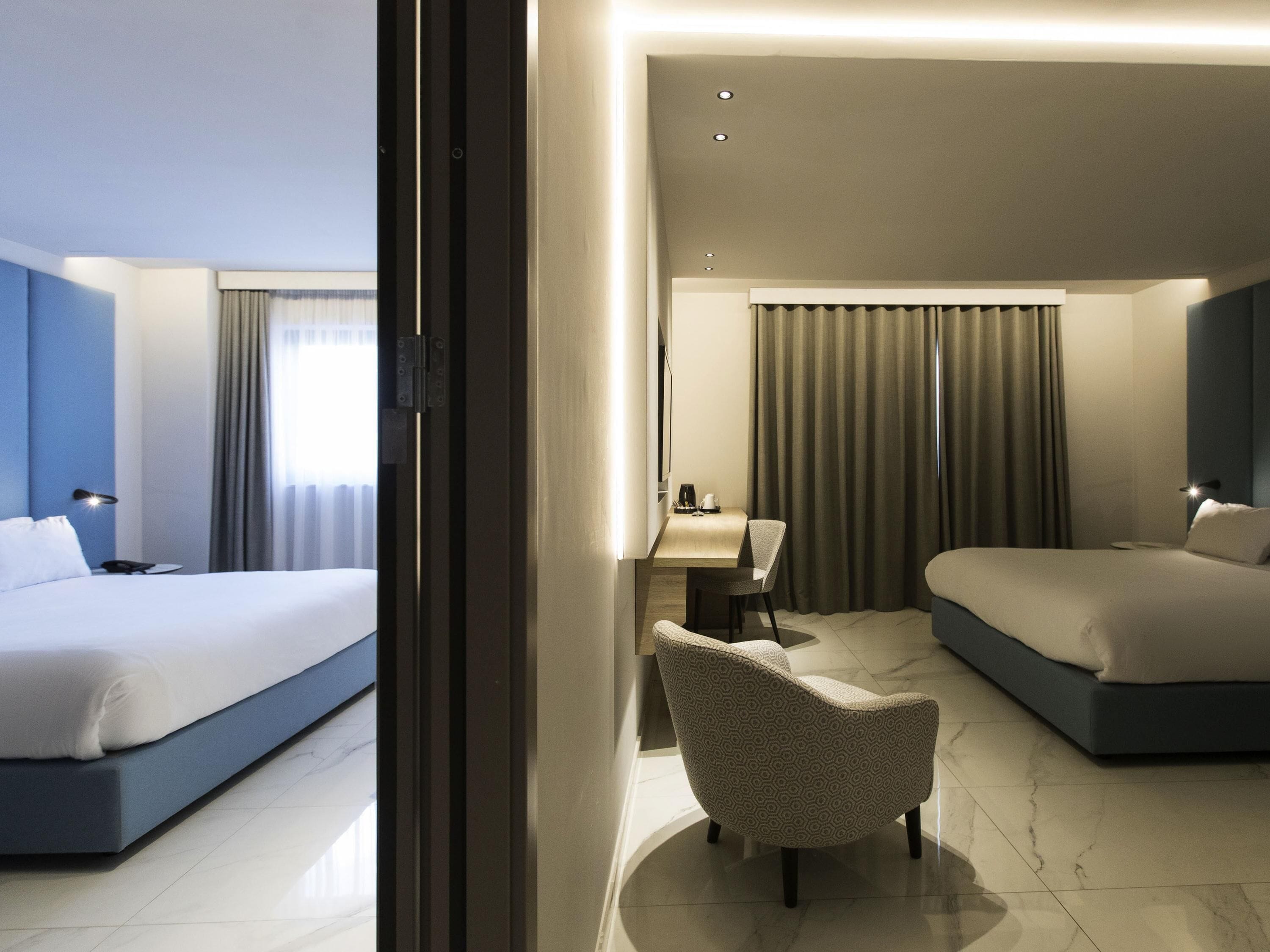 Ropa de cama de alta calidad y caja de seguridad en la habitación 