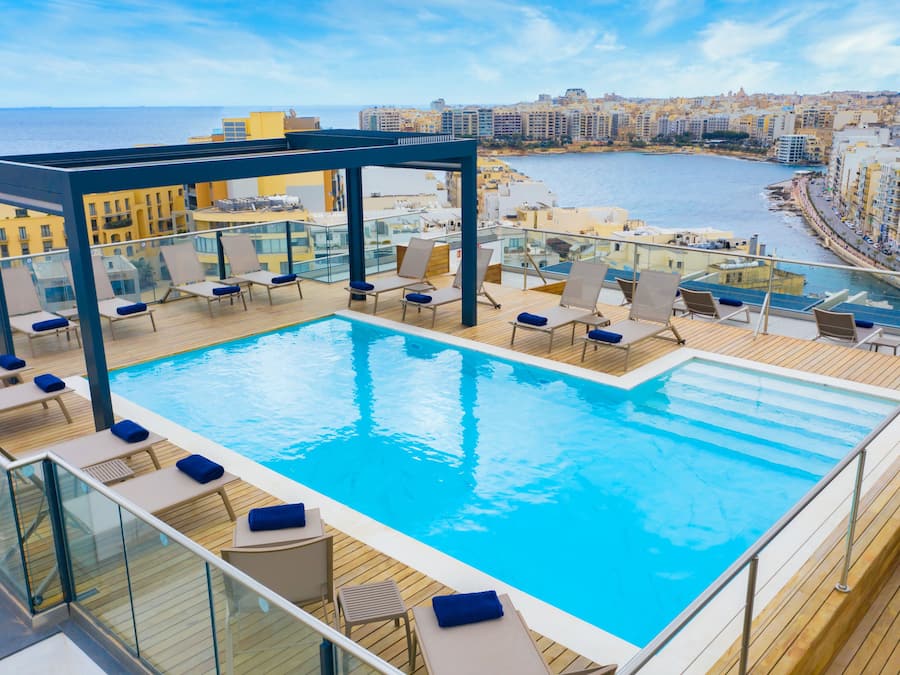 Outdoor pool, pool umbrellas, sun loungers
