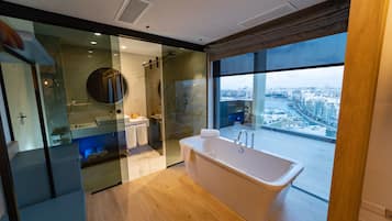 Privilege, Superior Suite, 1 Queen Bed with Sofa bed, Terrace, Sea View | Deep-soaking bathtub