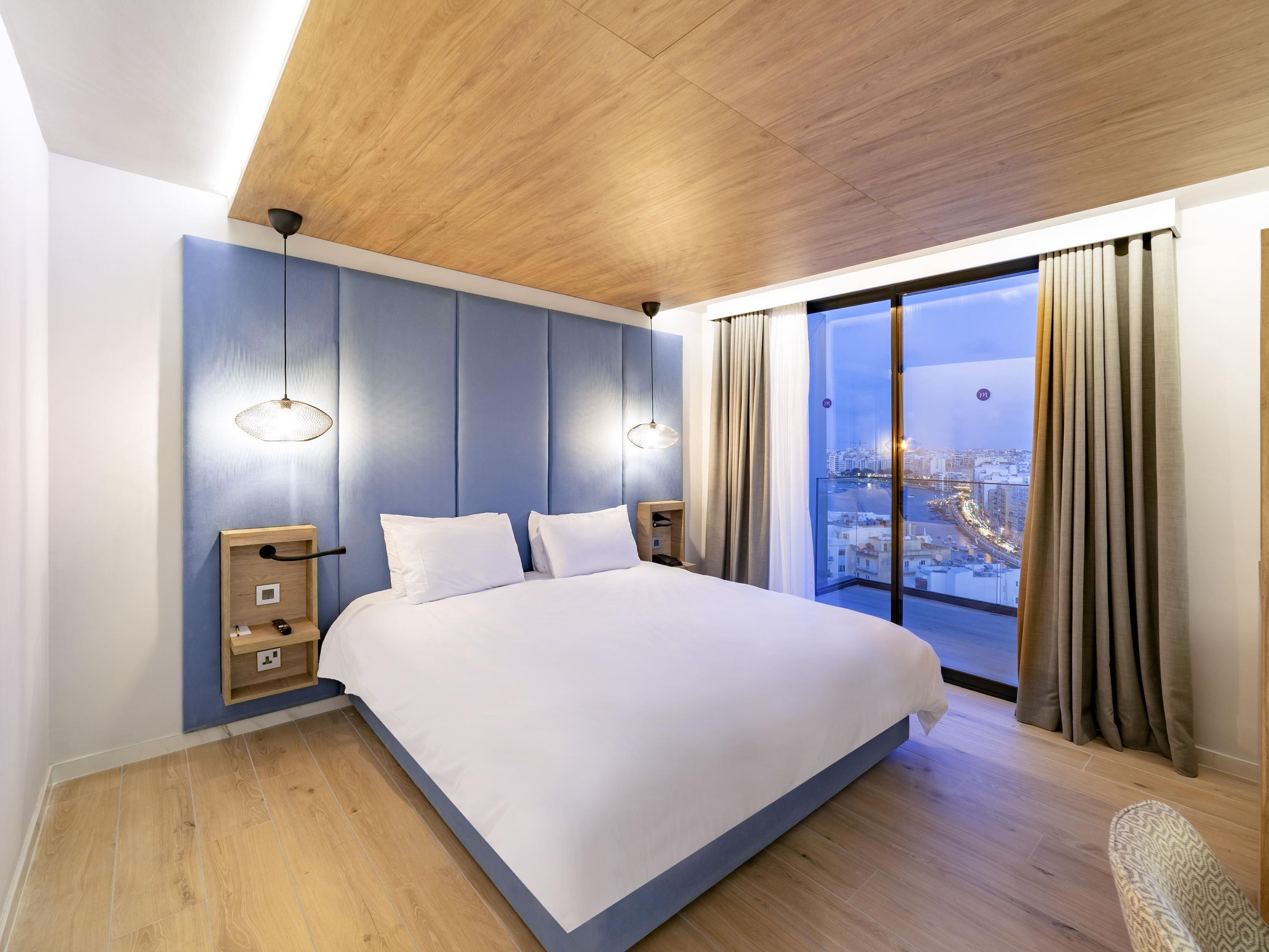Premium bedding, in-room safe, desk, laptop workspace