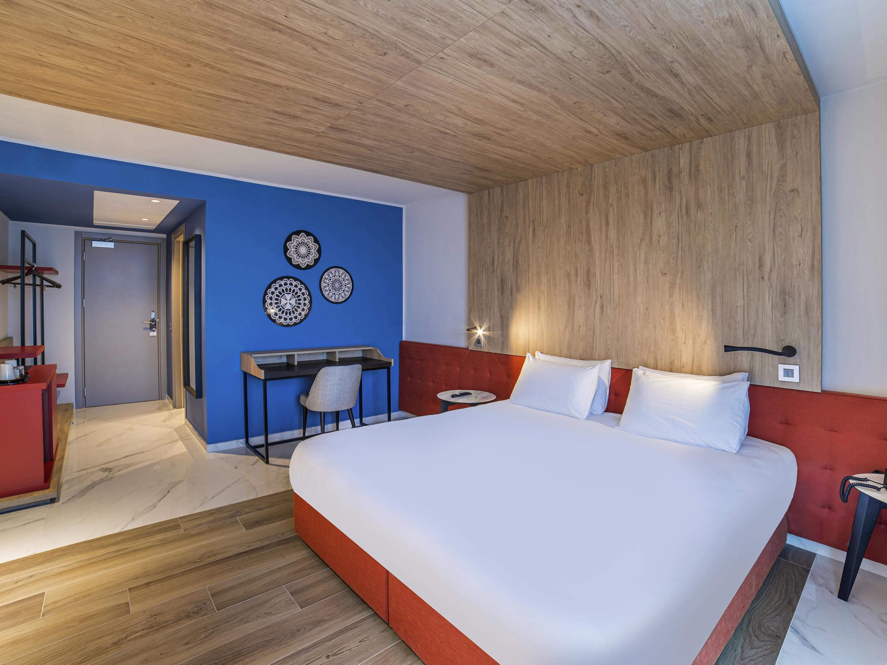 Ropa de cama de alta calidad y caja de seguridad en la habitación 