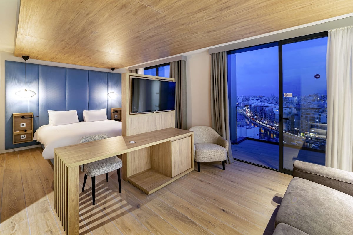 Ropa de cama de alta calidad y caja de seguridad en la habitación