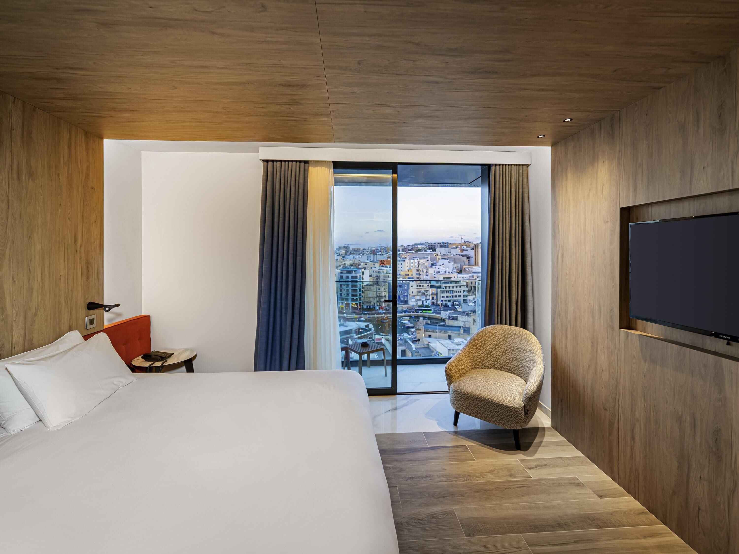 Superior-huone, 1 keskisuuri parisänky, parveke, merinäköala | Ylelliset vuodevaatteet, tallelokero huoneessa