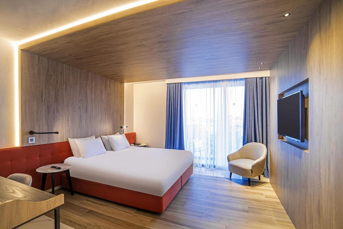 Standard Room, 1 Queen Bed, Balcony