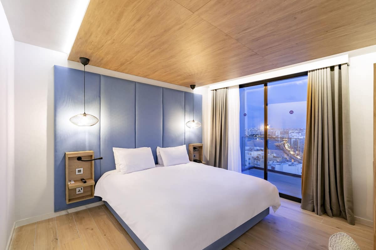 Ropa de cama de alta calidad y caja de seguridad en la habitación