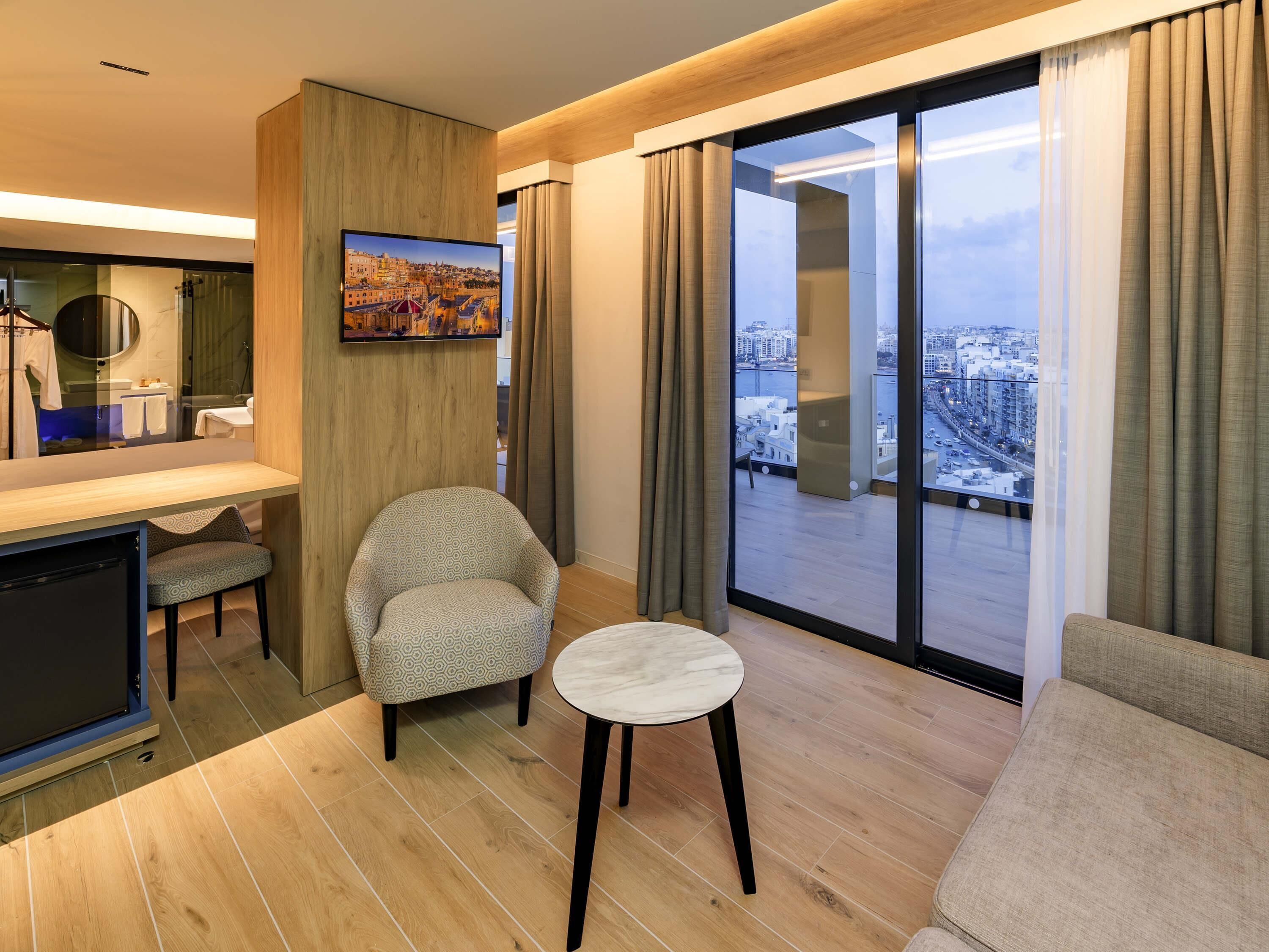 고급 침구, 객실 내 금고, 각각 다른 스타일의 인테리어, 각각 다르게 가구 비치