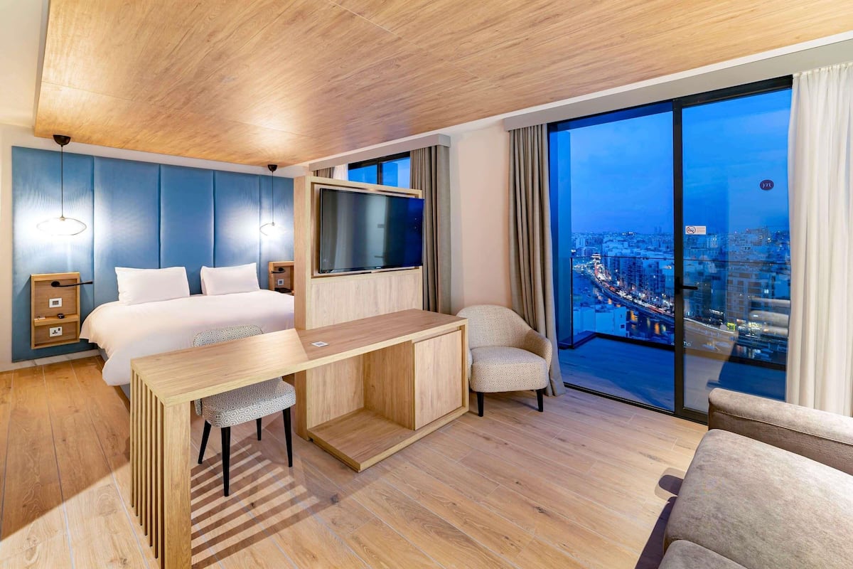 Premium bedding, in-room safe, desk, laptop workspace