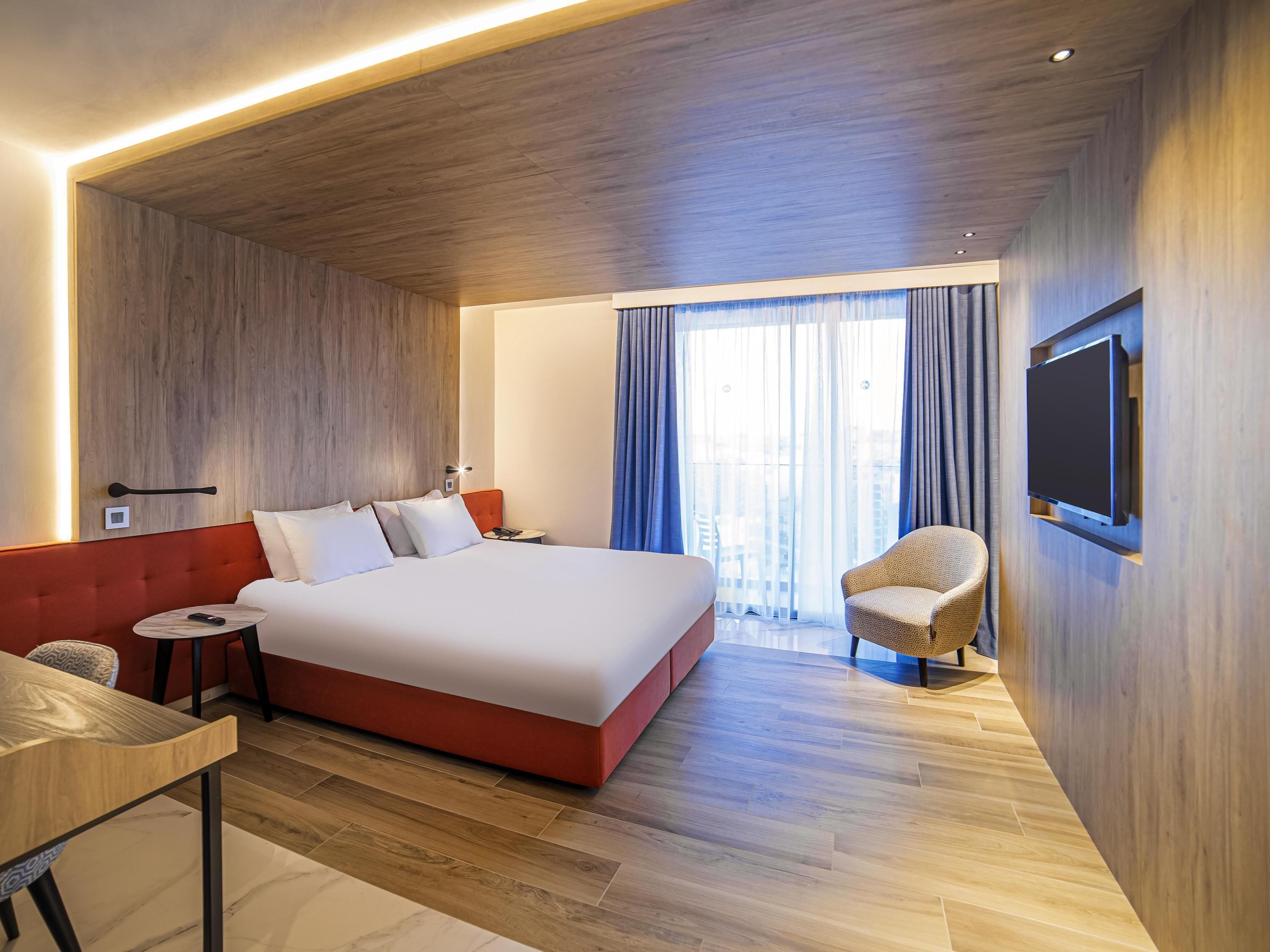 Ropa de cama de alta calidad y caja de seguridad en la habitación 