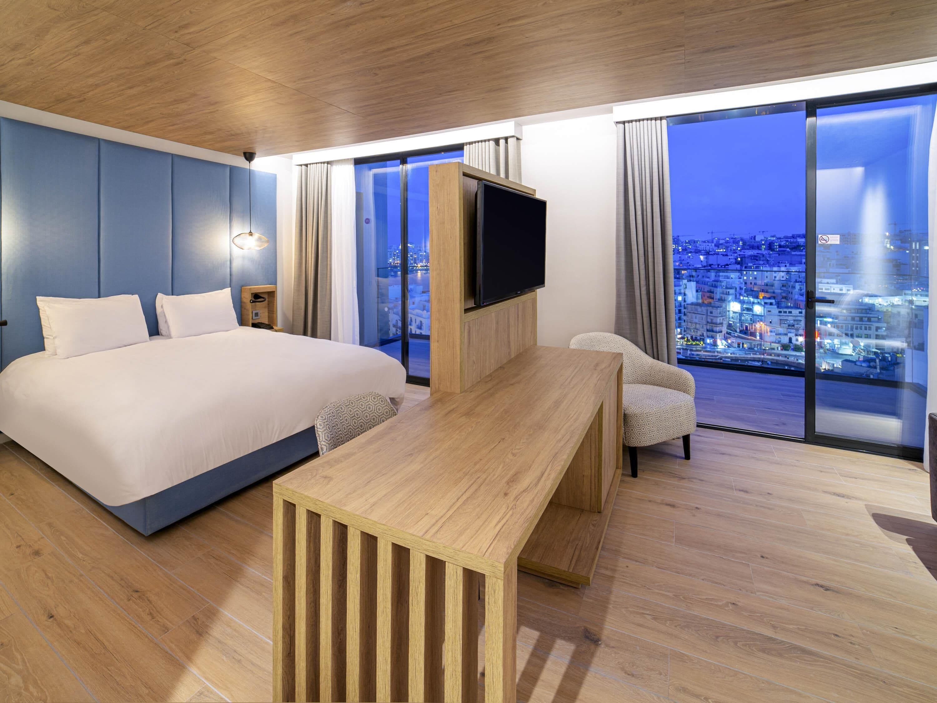 Privilege, Junior-sviitti, 1 keskisuuri parisänky, terassi, merinäköala | Ylelliset vuodevaatteet, tallelokero huoneessa