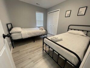 3 habitaciones, tabla de planchar con plancha, wifi y ropa de cama 