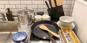 Estudio superior | Cocina privada | Frigorífico, microondas, placa de cocina y hervidor eléctrico