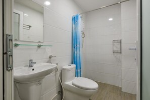 Regadera, amenidades de baño gratuitas, secadora de cabello, pantuflas 