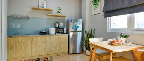 Full-sized fridge, microwave, stovetop, electric kettle