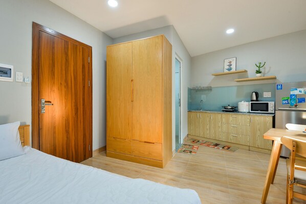 بديكورات فريدة لكل غرفة وطراز فريد لكل وحدة ومكتب وستائر تعتيم