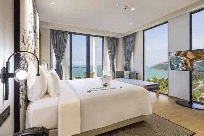 Minibar, coffres-forts dans les chambres, bureau, rideaux occultants