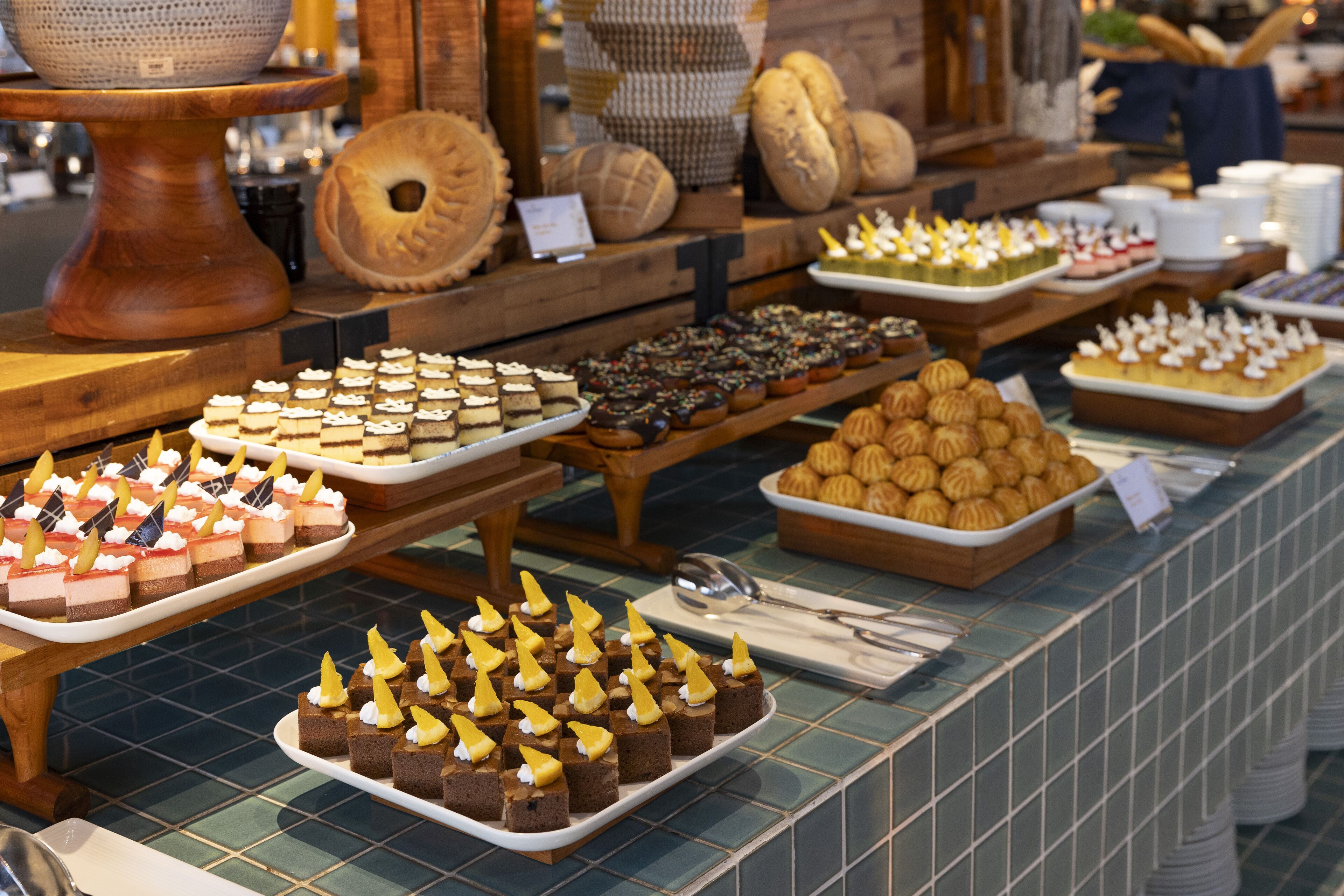Une vitrine de boulangerie présentant diverses pâtisseries et desserts.