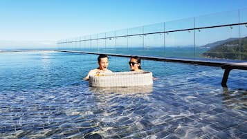 Una piscina al aire libre (de 06:00 a 21:30), tumbonas