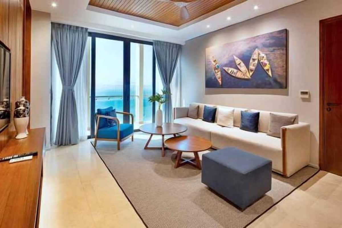 Living area | Flat-screen TV