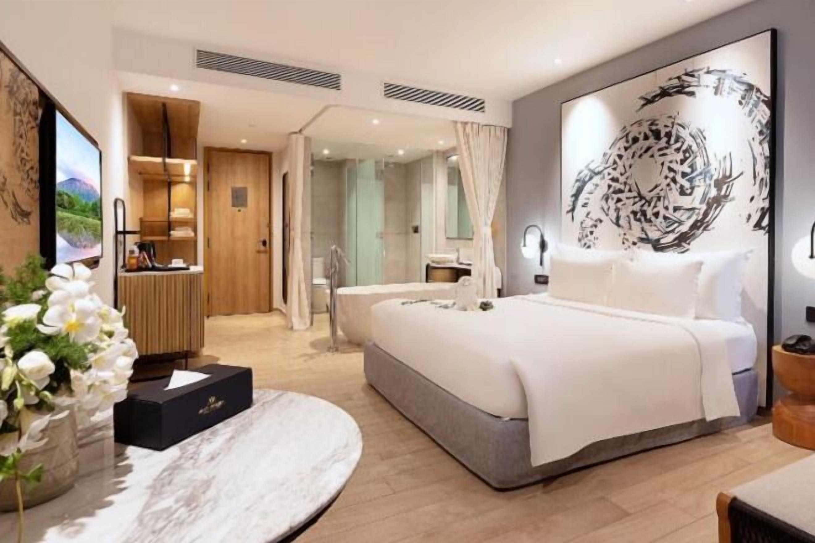 Minibar, caja de seguridad en la habitación y escritorio 