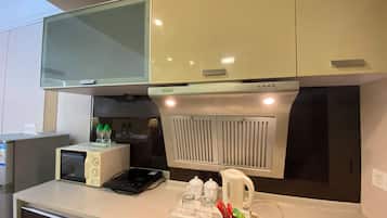 Business Twin Room, Non Smoking | Private kitchen | Electric kettle