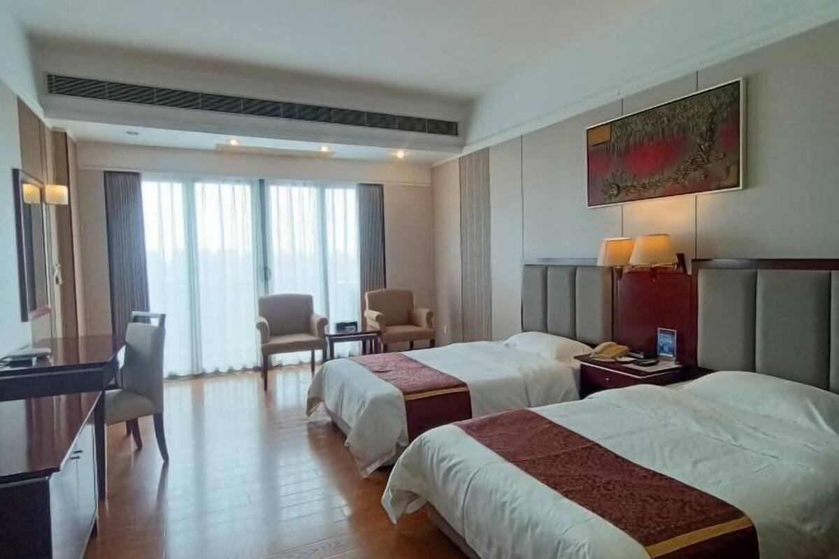 Cortinas opacas, sistema de insonorización, wifi gratis y ropa de cama