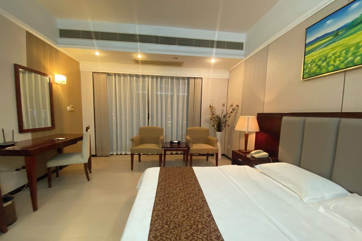 Executive Double Room, Non Smoking | Living room | Flat-screen TV