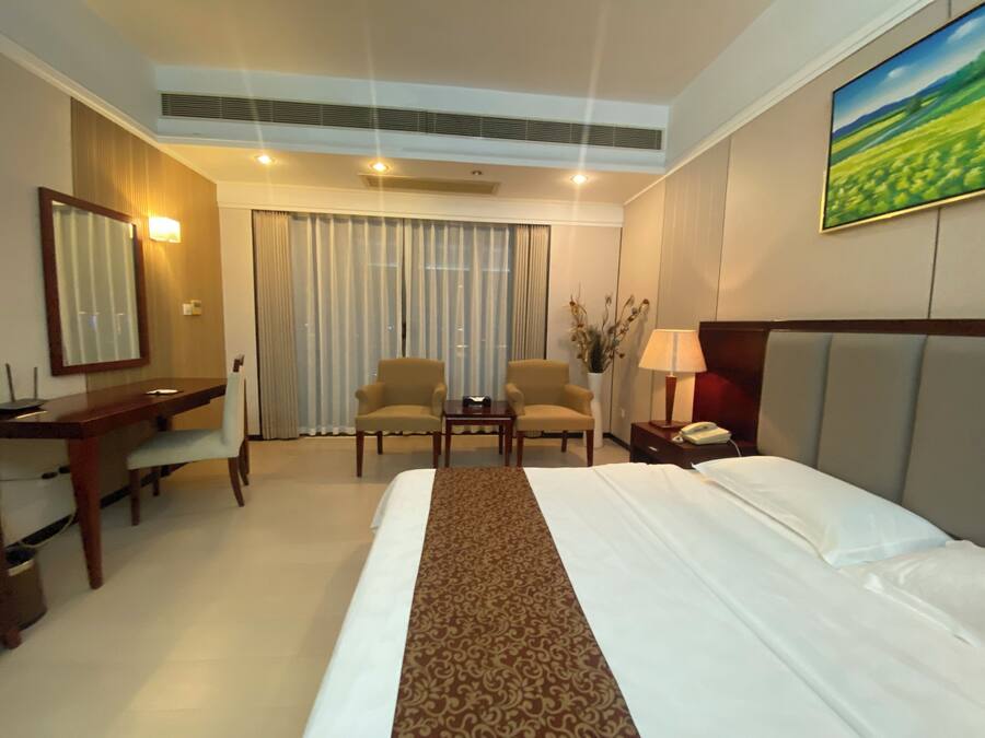 Executive Double Room, Non Smoking | Living room | Flat-screen TV